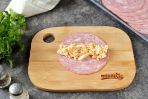 Рулетики из ветчины с сыром и корейской морковью - фото шаг 4