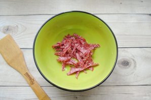 Салат "Охотничий" с колбасой и картофелем - фото шаг 2
