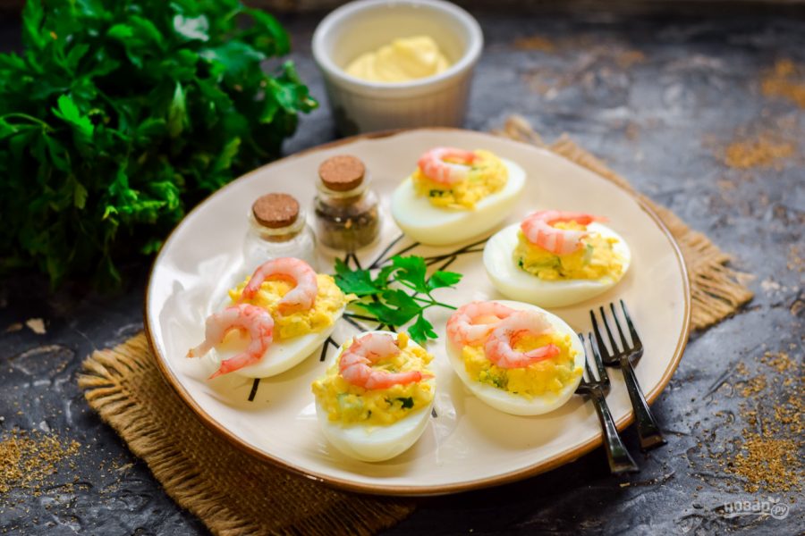 Фаршированные яйца с креветками