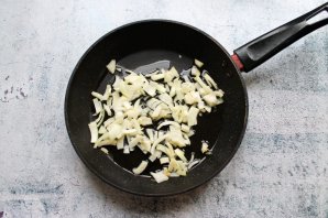 Жареная картошка с лисичками и луком на сковороде - фото шаг 2