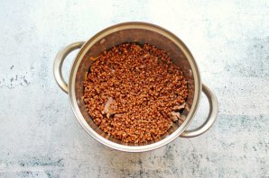 Каша "Солдатская" с тушенкой из гречки - фото шаг 4