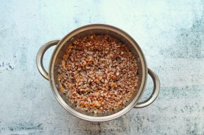 Каша "Солдатская" с тушенкой из гречки - фото шаг 6