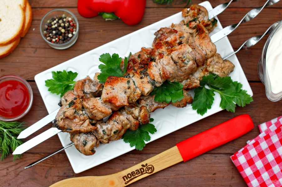Шашлык с лимоном и минералкой