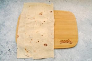 Треугольники из лаваша с начинкой из сыра и колбасы - фото шаг 4
