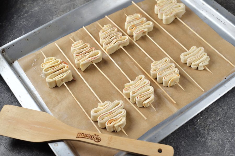 Елочки из слоеного теста