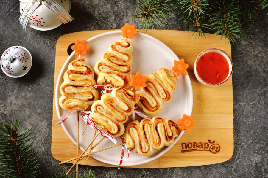 Елочки из слоеного теста