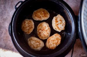 Куриные котлеты в мультиварке - фото шаг 8