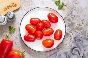 Помидоры в овощной заливке - фото шаг 2