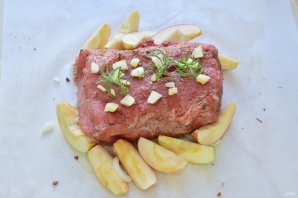 Свинина с яблоками в духовке - фото шаг 6