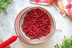 Брусничный компот - фото шаг 2