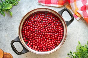 Брусничный компот - фото шаг 3