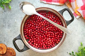 Брусничный компот - фото шаг 4