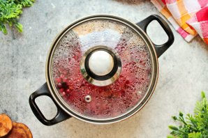 Брусничный компот - фото шаг 6