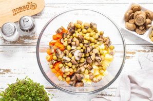 Винегрет с маринованными грибами - фото шаг 7