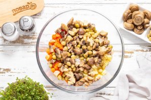 Винегрет с маринованными грибами - фото шаг 8