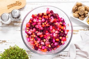 Винегрет с маринованными грибами - фото шаг 9