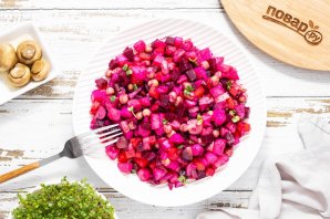 Винегрет с маринованными грибами - фото шаг 10