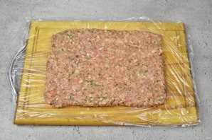 Мясной рулет с яйцом - фото шаг 4