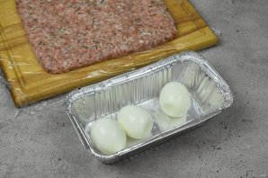 Мясной рулет с яйцом - фото шаг 5