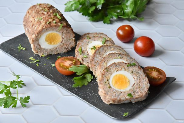 Видео рецепт Мясной рулет с яйцом