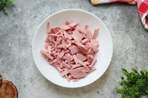 Пирожки с колбасой и сыром - фото шаг 2