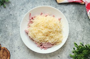 Пирожки с колбасой и сыром - фото шаг 3