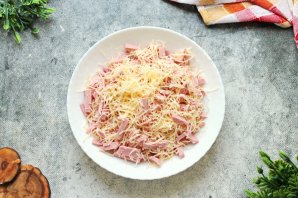 Пирожки с колбасой и сыром - фото шаг 4