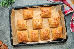 Пирожки с колбасой и сыром - фото шаг 9