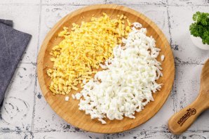 Салат с горбушей и сыром - фото шаг 4