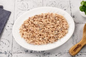 Салат с горбушей и сыром - фото шаг 5