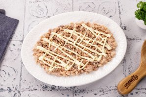 Салат с горбушей и сыром - фото шаг 6