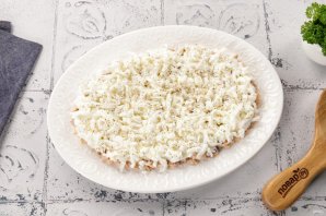 Салат с горбушей и сыром - фото шаг 7