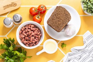 salat_s_suharikami_i_fasoliu-874896