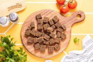 Салат с сухариками и фасолью - фото шаг 2