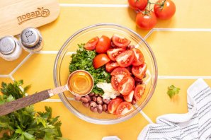 Салат с сухариками и фасолью - фото шаг 7