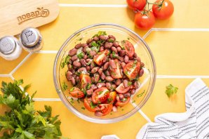 Салат с сухариками и фасолью - фото шаг 9