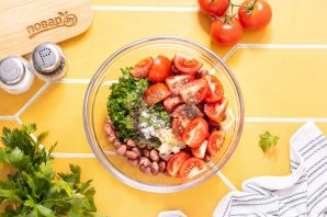 Салат с сухариками и фасолью - фото шаг 8