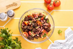 Салат с сухариками и фасолью - фото шаг 10