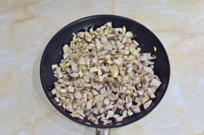 Слоёный салат с копчёной курицей - фото шаг 3