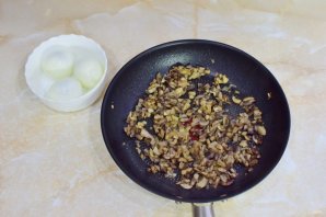 Слоёный салат с копчёной курицей - фото шаг 4