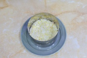 Слоёный салат с копчёной курицей - фото шаг 7