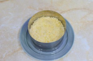 Слоёный салат с копчёной курицей - фото шаг 9