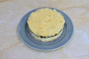 Слоёный салат с копчёной курицей - фото шаг 10