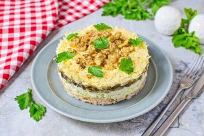 Слоёный салат с копчёной курицей - фото шаг 12