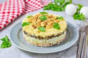 Слоёный салат с копчёной курицей - фото шаг 13