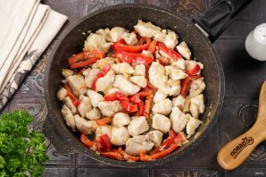 Фрикасе из курицы со сметаной - фото шаг 7