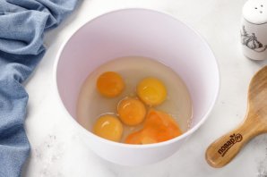 Пышный омлет в аэрогриле - фото шаг 2