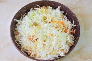 Тушеная капуста с индейкой - фото шаг 8