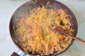 Тушеная капуста с индейкой - фото шаг 9