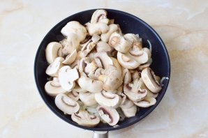 Шампиньоны с луком - фото шаг 6